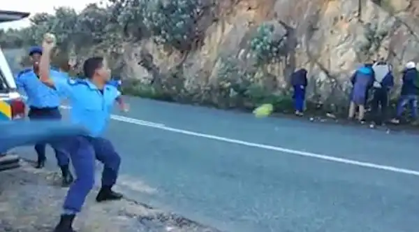 Police Officers Throw Stolen Fruits At Apple Thieves In South Africa. See Photos